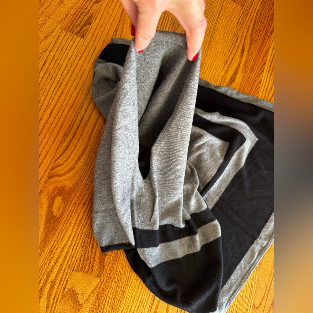Ann Taylor Black & Gray Poncho, Size XS/S. Soft and stylish! - Picture 8 of 11